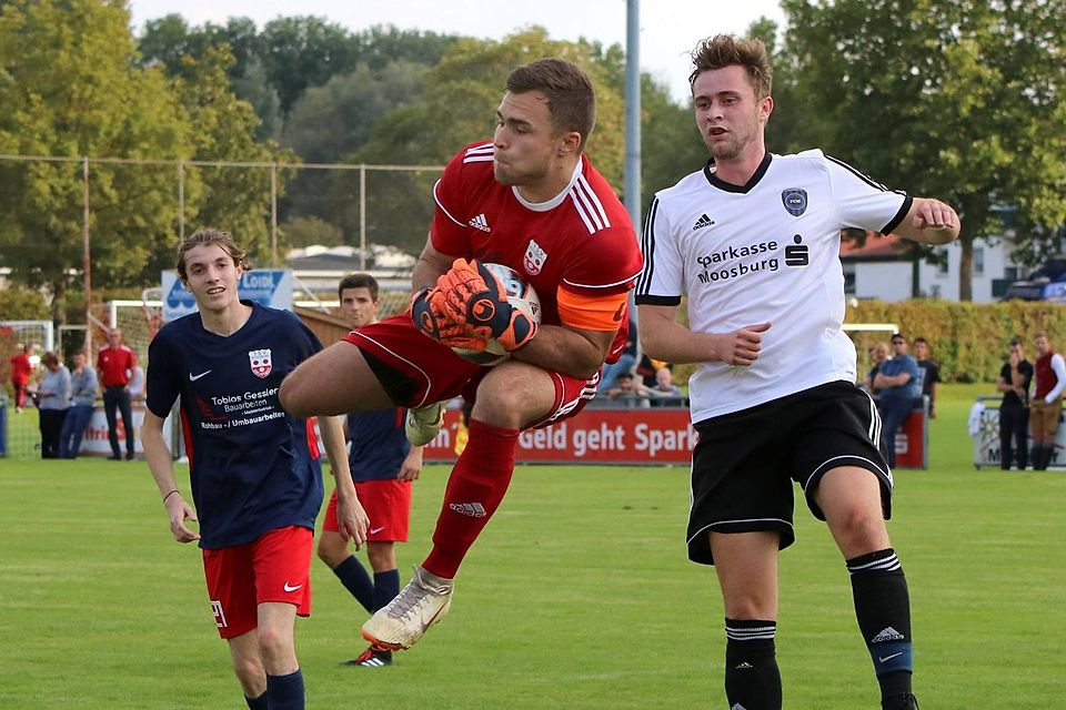 Patrik Heilmair fängt in einem Spiel des TSV Moosburg einen Ball ab.