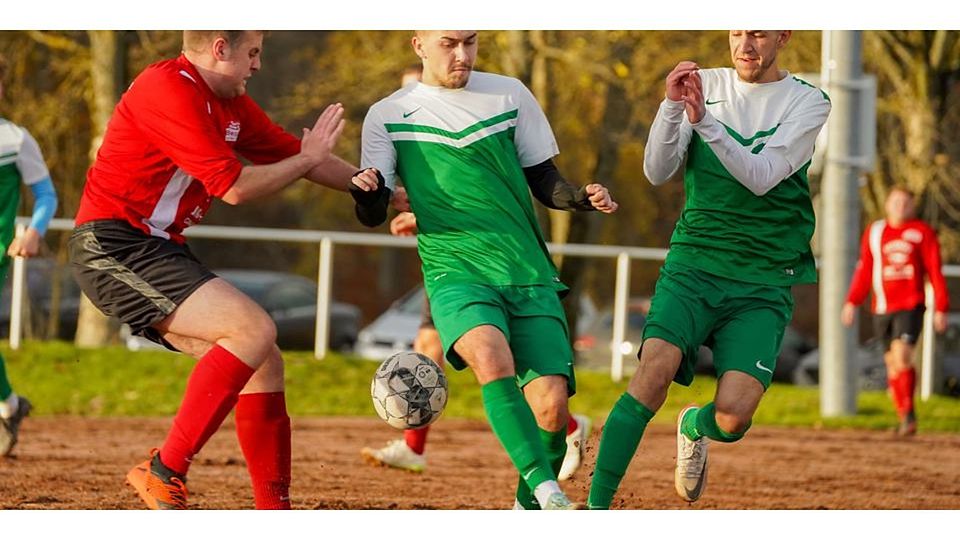 Vadyslav Kopyschyk (M.) und Evangelos Paitaris (r.) steigen mit der SG Altenkirchen/Bonbaden/Neukirchen in die Fußball-C-Liga ab. © Isabel Althof