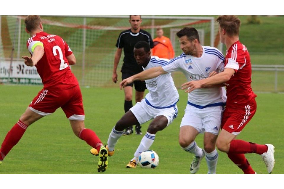 Mijo Stijepic (2. v. r.) rettet dem FC Ismaning einen Punkt. Foto: Michalek