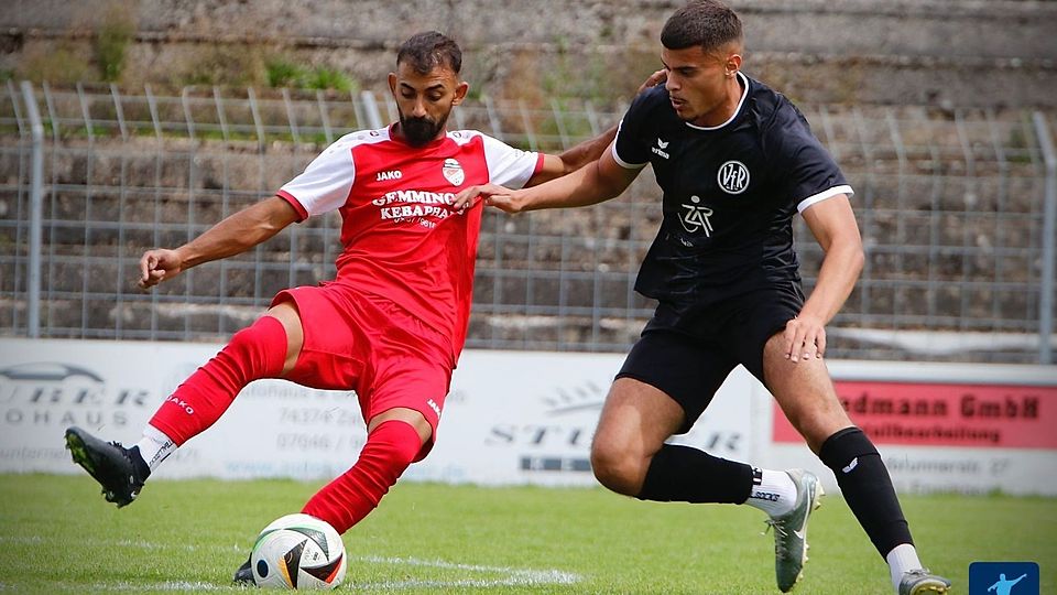 Die abstiegsfährdeten Kicker von Türkspor Eppingen (rot) starten am Freitag mit der Vorbereitung. 