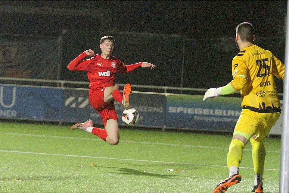 Marvin Müller (Kilia Kiel) verpasst um Zentimeter ein Tor.