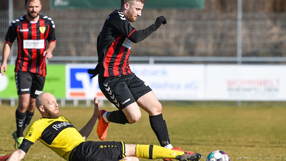 Bisher 23 Einsätze für den FSV Rheinfelden in der Landesliga: Ivan Atlija (rechts, gegen den Herbolzheimer Daniel Strittmatter) | Foto: Gerd Gründl