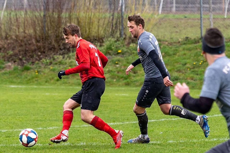 Ein Zeichen gesetzt: Torschütze Maximilian Dengler (l.) und sein TSV Otterfing ließen den FF Geretsried in der Aufstiegsrunde B keine Chance.