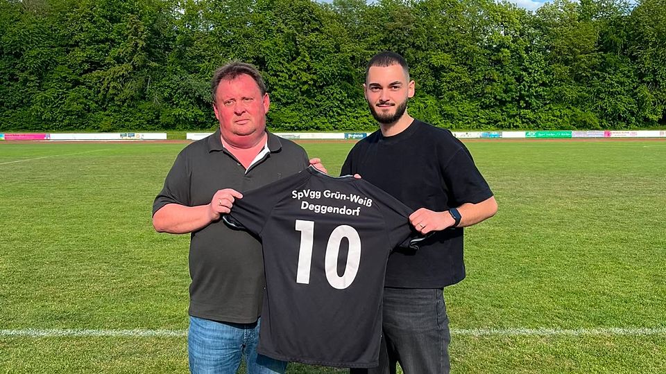 Deggendorfs Sportkoordinator Andreas Schäfer (li.) mit Rückkehrer Arian Spahiu
