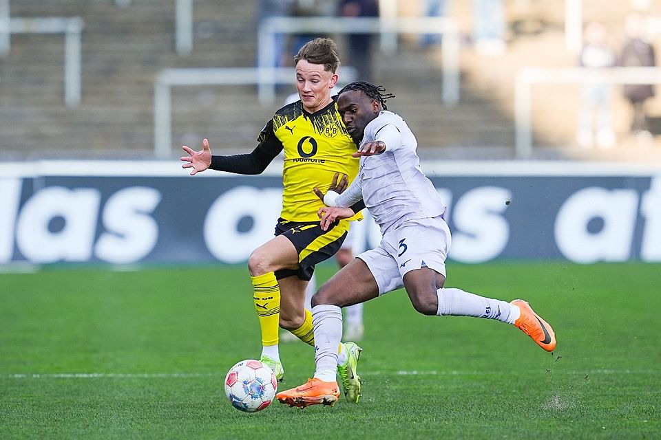 Arne Wessels im Zweikampf mit Owono Darnell