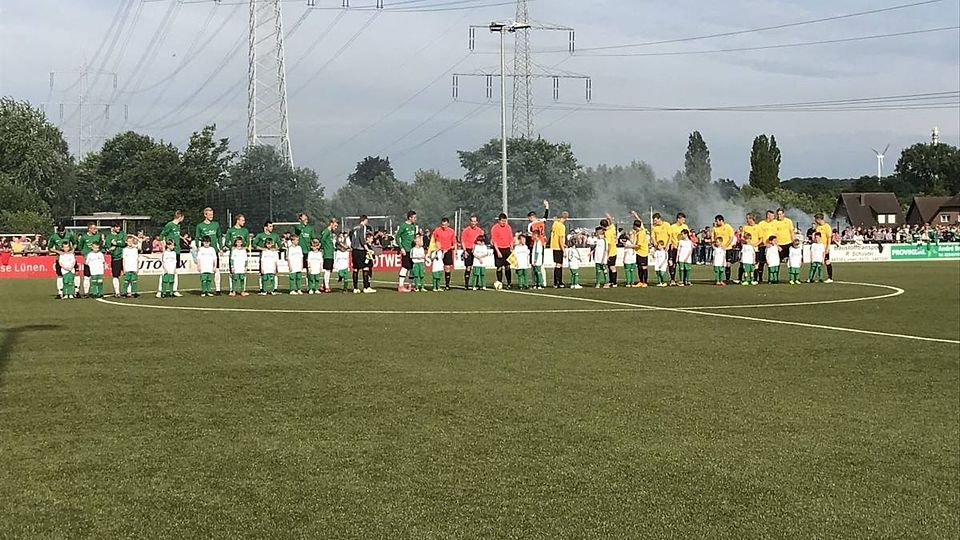 Im Fokus: Über den Sportplatz des PSV Bork verläuft eine Hochspannungsleitung. (Archivfoto)
