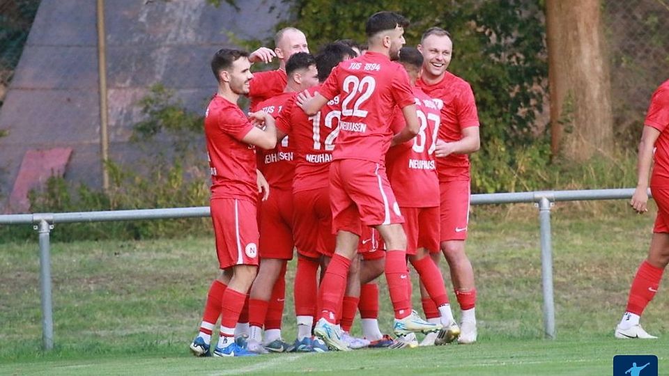 Neuhausen bejubelt den Treffer von Christopher Ludwig (2. von links hinten) zum 1:0 - auch der Last-Second-Siegtreffer zum 2:1 wurde später ausgiebig gefeiert.