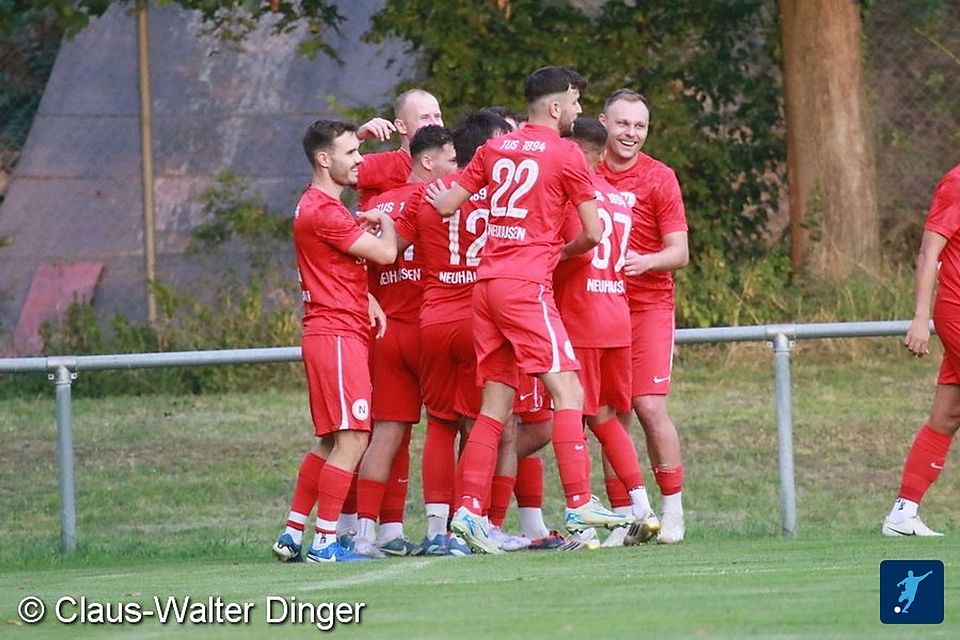 Neuhausen bejubelt den Treffer von Christopher Ludwig (2. von links hinten) zum 1:0 - auch der Last-Second-Siegtreffer zum 2:1 wurde später ausgiebig gefeiert.