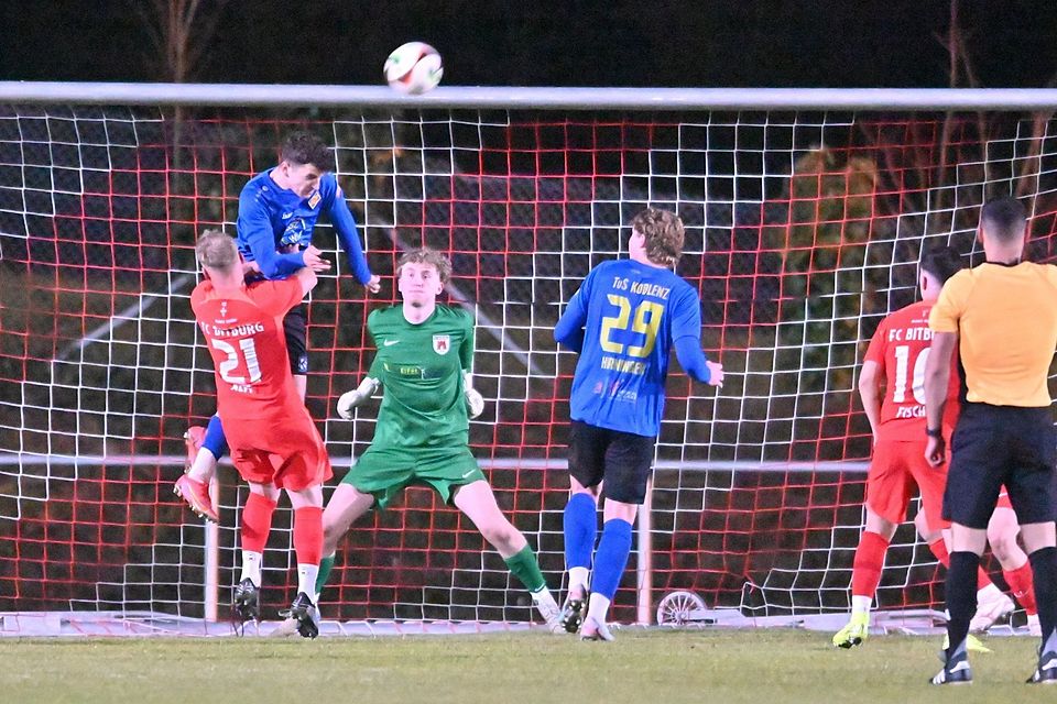 Bitburgs Torwart Oliwer Ciekosz stand nach seiner Einwechslung gleich im Mittelpunkt.