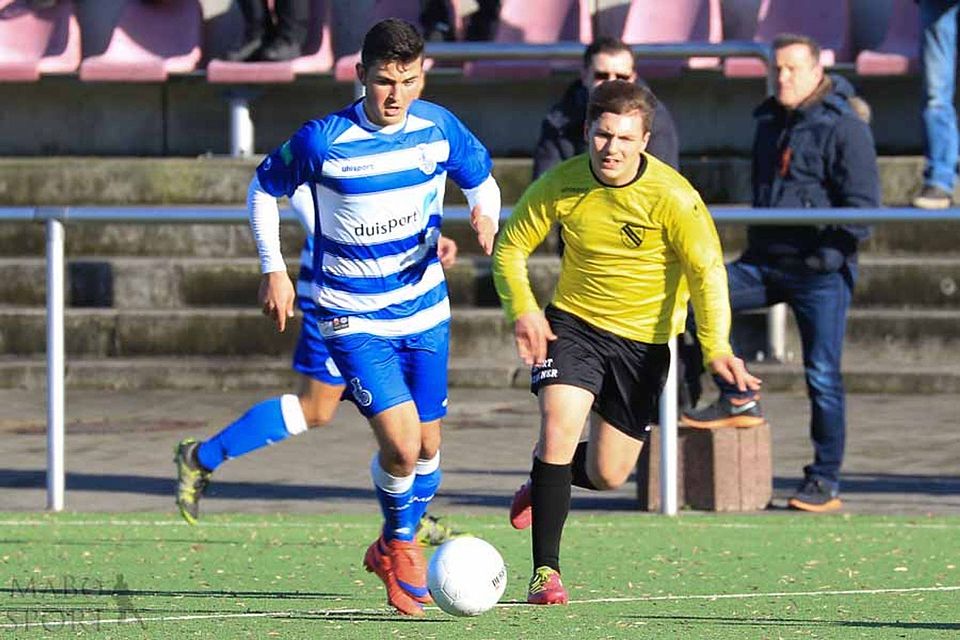 Mert Kilic (MSV Duisburg) spielt den Ball an Amir Ramadanovic (DjK Vierlinden) vorbei. Foto: MaBo Sport