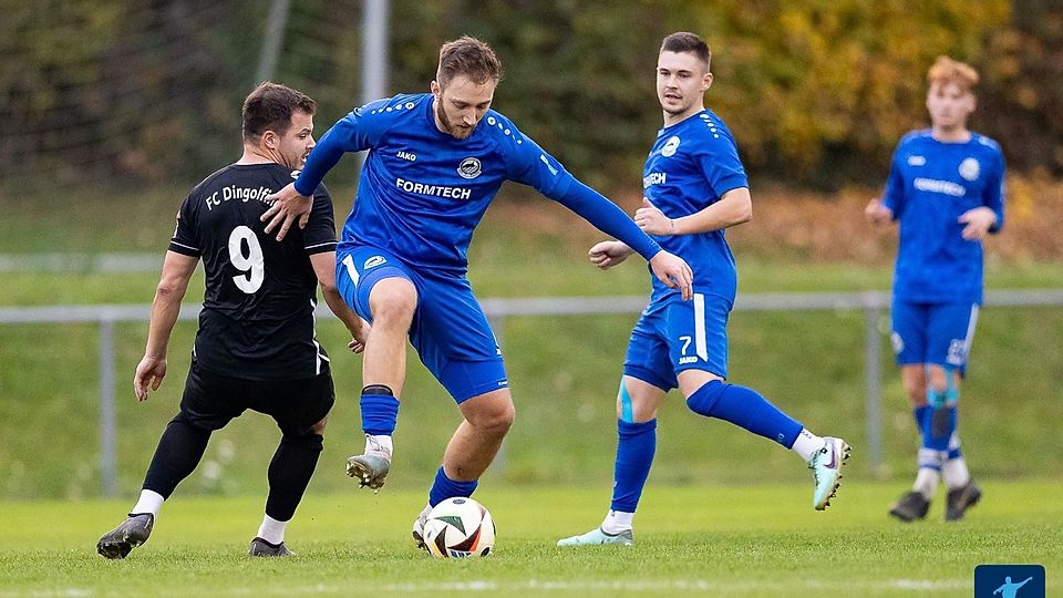 Daniel Gnjidic (am Ball) greift nochmal an und hilft der DJK SB Straubing im Kreisliga-Abstiegskampf 