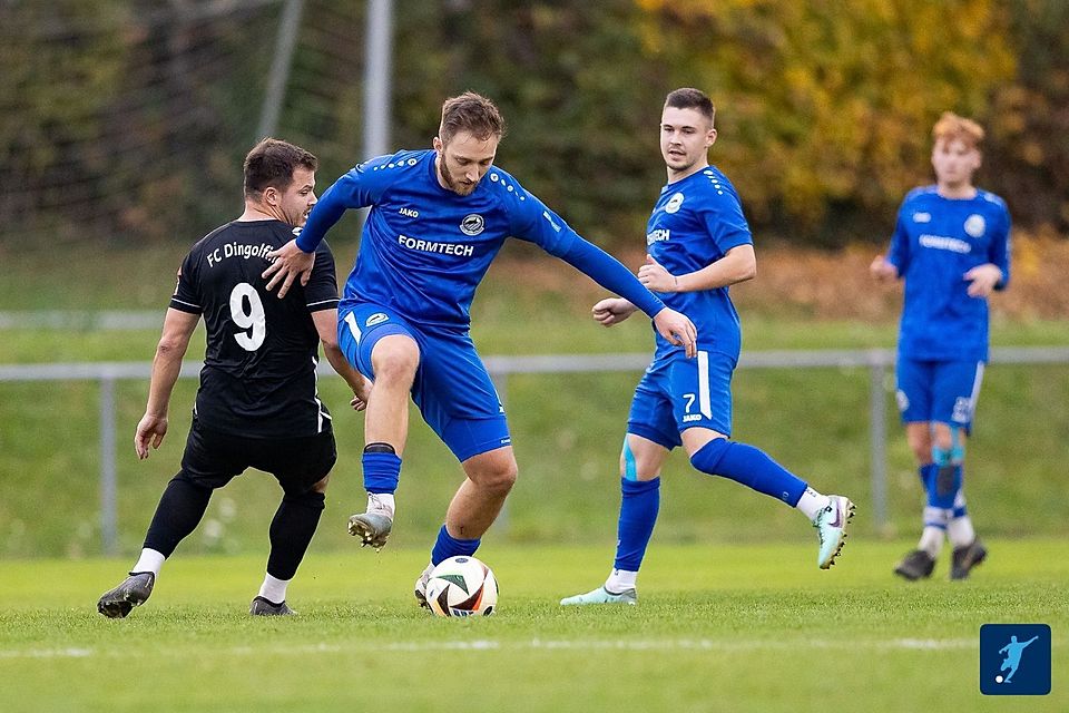 Daniel Gnjidic (am Ball) greift nochmal an und hilft der DJK SB Straubing im Kreisliga-Abstiegskampf 