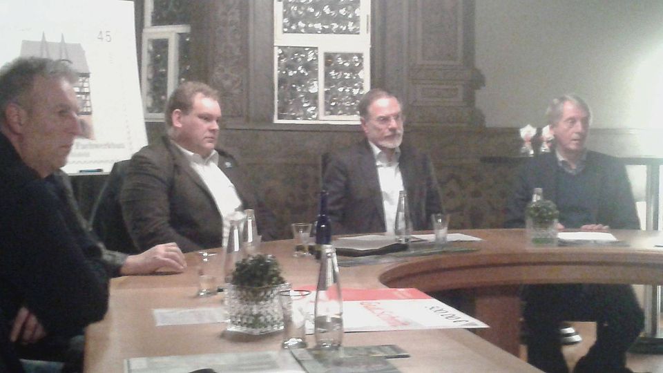 Kreisfußballwart Achim Quehl, Alsfelds erster Stadtrat Jürgen Udo Pfeiffer und HFV-Präsident Rolf Hocke (von links) tauschten sich im Sitzungssaal des Alsfelder Rathauses mit Vereinsvertretern aus. 	Foto: Seehuber