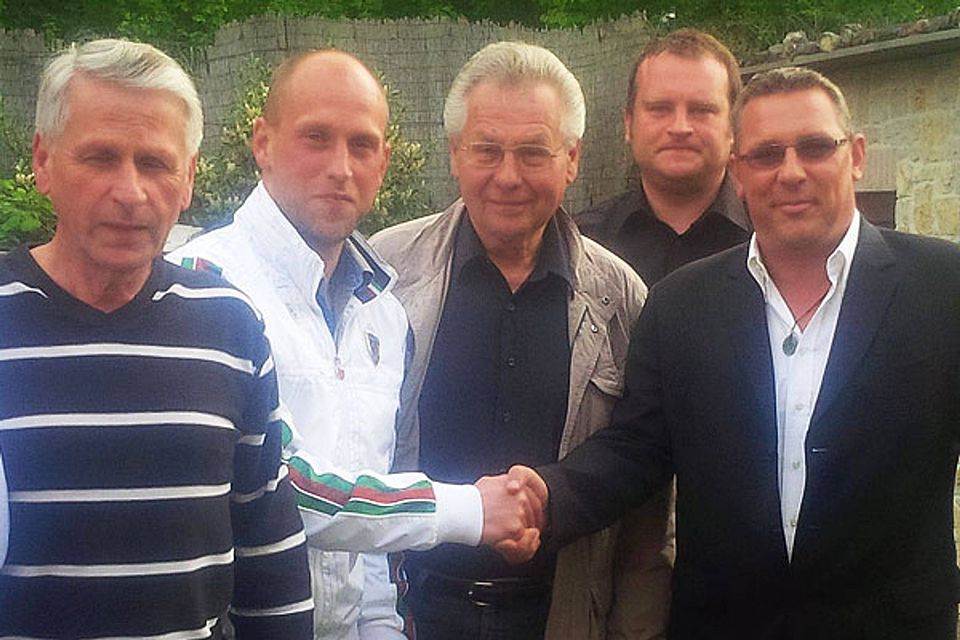 Die Tinte unterm Vertrag ist trocken: die Vorstandschaft des FCA begrüßt Timo Rost (2.v.li.) als neuen Trainer. F: FCA
