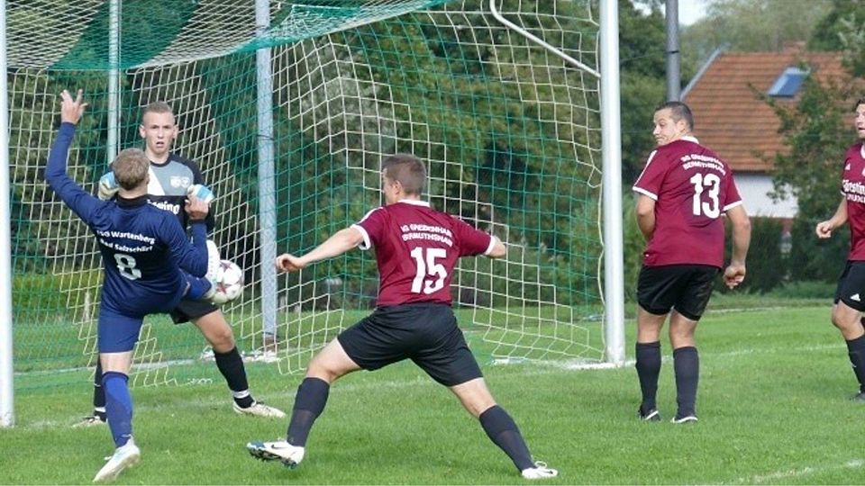 Kein Vorbeikommen für FSG-Angreifer Sergej Svejkin (vorne) an Schlussmann Julian Krzyzosiak.  	Foto: Henning