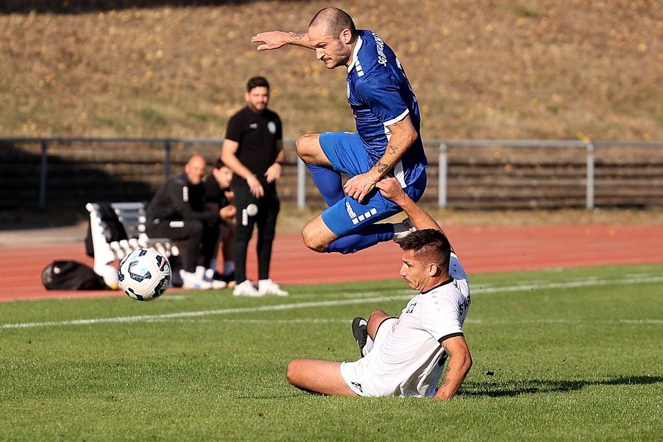 Abgehoben: Eintrachtler Sebastian Baumann (blaues Trikot) gewohnt intensiv im Zweikampf.