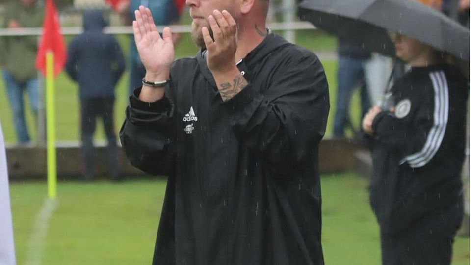 Mit ihm ging‘s in die Kreisliga: Trainer Daniel Hindelang (hier im Relegationsspiel), der beim TSV Burggen/Bernbeuren nun aber entlassen wurde.