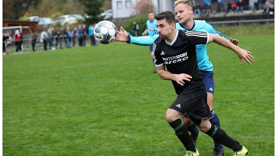 „Halt, hiergeblieben“, scheint sich Thomas Klein (hinten, SG Dernbach/Wommelshausen) zu denken, der Ball und Taygun Turp vom FC Angelburg sind aber schon enteilt.	 Foto: Jens Schmidt
