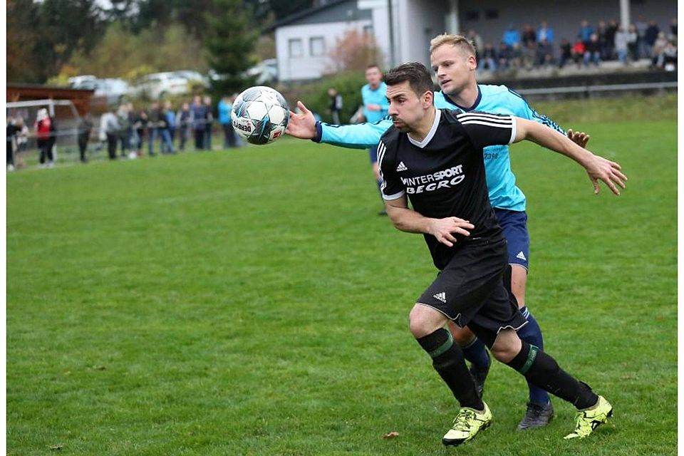 „Halt, hiergeblieben“, scheint sich Thomas Klein (hinten, SG Dernbach/Wommelshausen) zu denken, der Ball und Taygun Turp vom FC Angelburg sind aber schon enteilt.	 Foto: Jens Schmidt