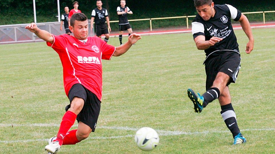 Mit Schmackes: Der vierfache Torschütze Alexander Brogno (rechts, Obersäckingen) gegen den Bad Säckinger Florian Adams   | Foto: Michael Neubert