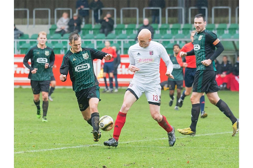 Heeslingens Offensivabteilung (hier mit Marco Sobolewski) gelang es nur selten, die Abwehr des FC Wunstorf ernsthaft in Bedrängnis zu bringen. Foto Demmer