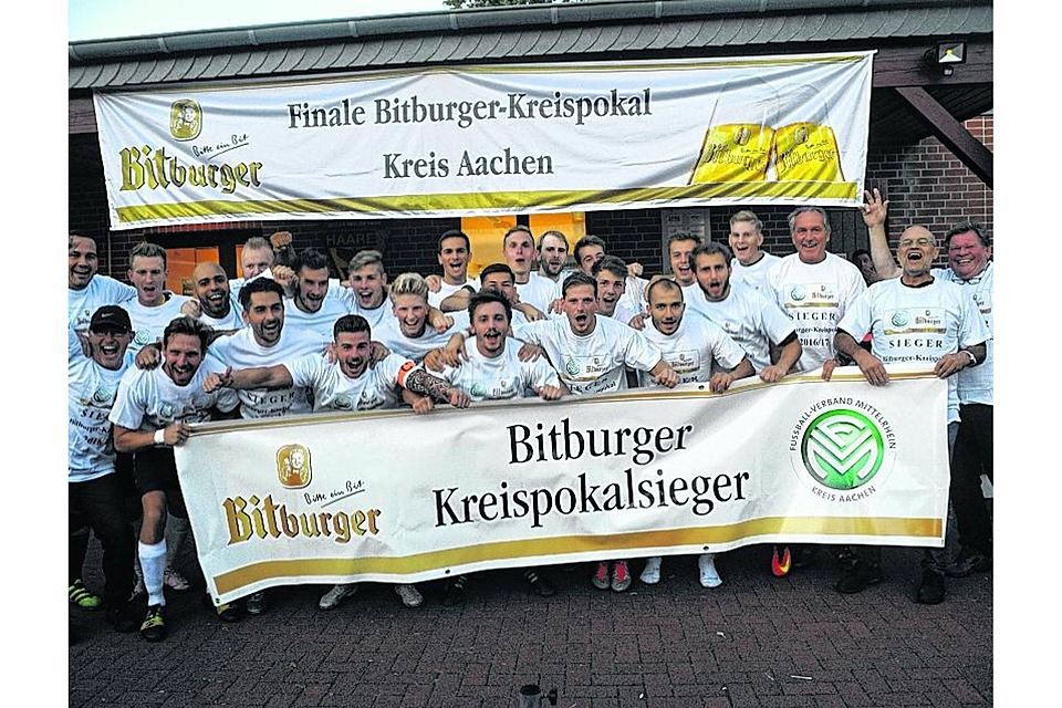 Energisch gegen einen überheblichen Gegner: Die DJK FV Haaren feiert den Sieg im Finale um den Kreispokal. Foto: Kurt Bauer