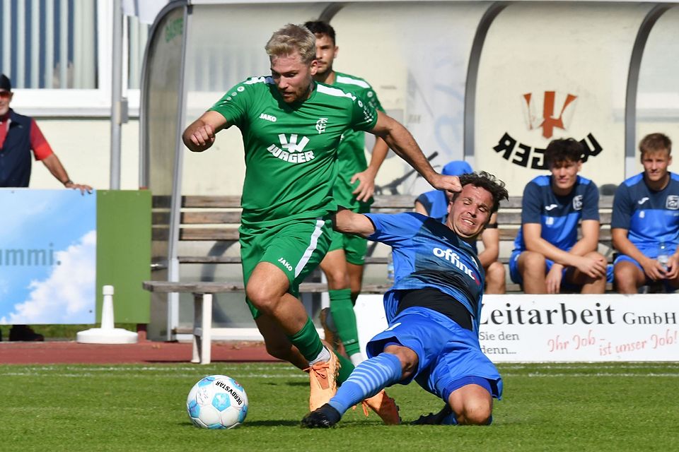 Maximilian Braun (links) ließ sich von Durachs Roland Ostheimer nicht stoppen, erzielte zwei Treffer und bleibt mit dem FC Gundelfingen Spitzenreiter.