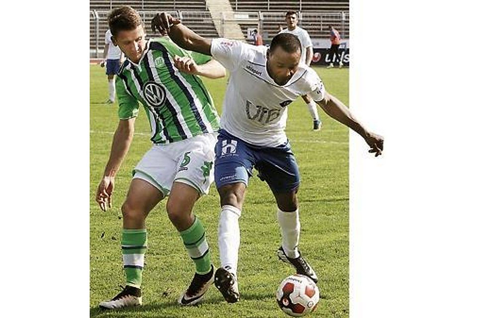 Zweikampf im Spitzenspiel: Kifuta (rechts) gegen Wolfsburgs Paul Seguin Piet Meyer