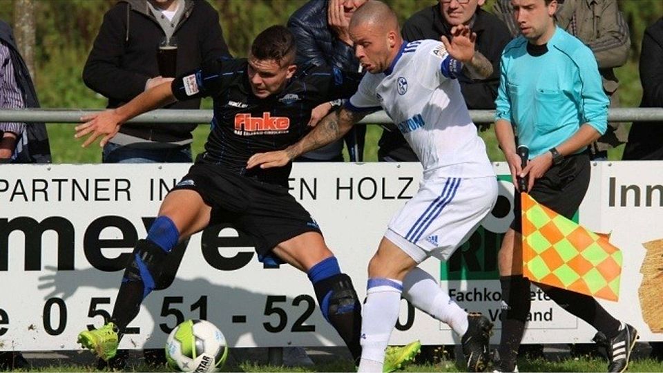Maßgeblich beteiligt: Paderborns Matthias Stingl, hier im Duell mit Schalkes Jonas Strifler, hatte an beiden Paderborner Treffern seinen Anteil. F: Heinemann