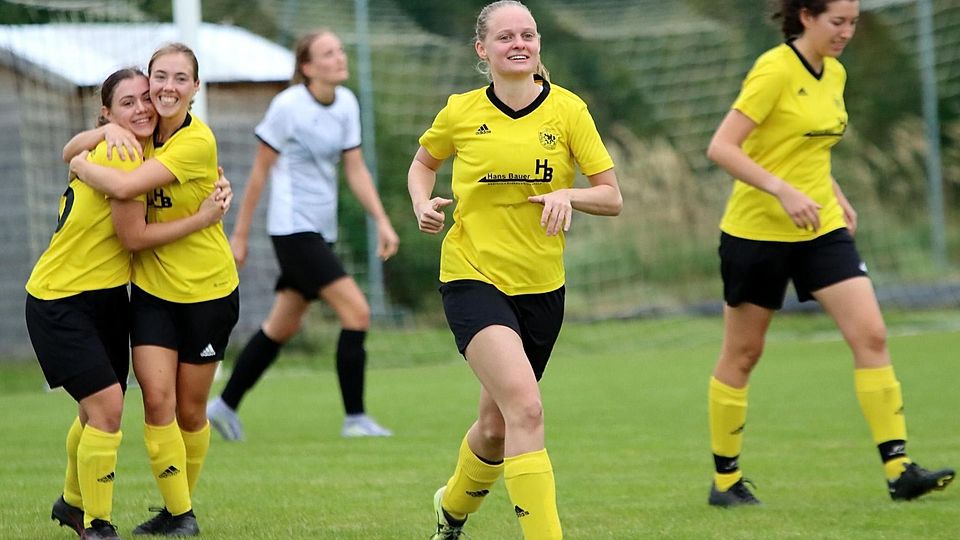 Lass dich drücken! Lilian Möhring (2. v. lLass dich drücken! Lilian Möhring (2. v. l.) gratuliert Eva Lachner zum 1:0. Aber kurz vor Schluss gab‘s die kalte Dusche.