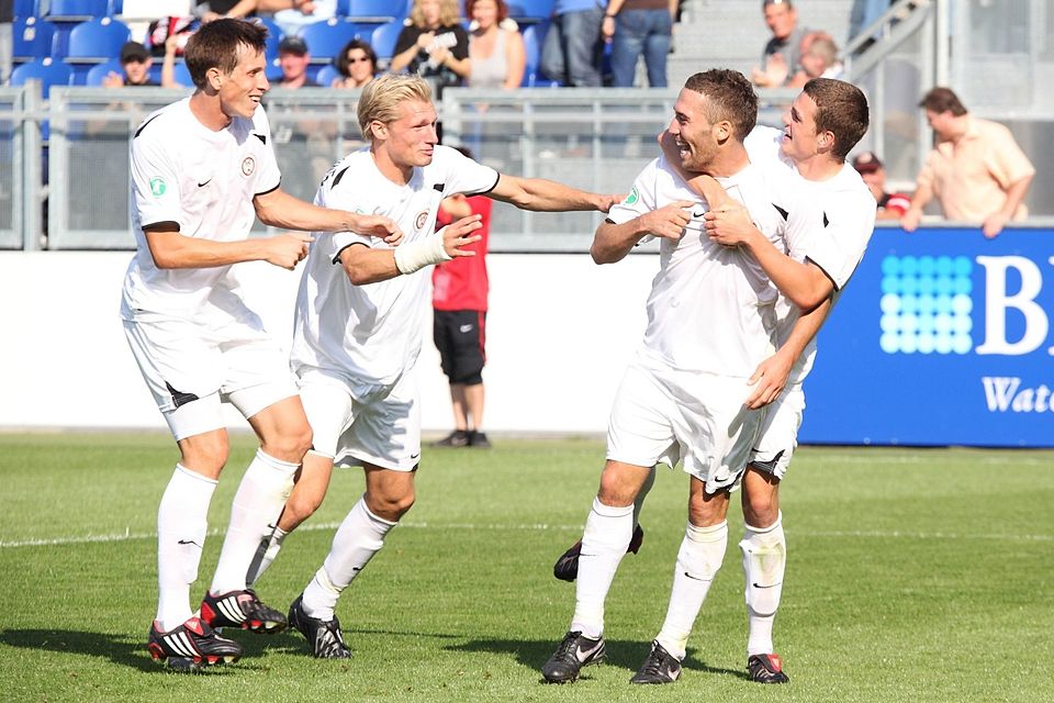 Jubel: Kunert (rechts) bejubelt mit Kai Gehring, Lukas Billick und Aykut Öztürk (v.l.) einen Treffer in der Brita-Arena.