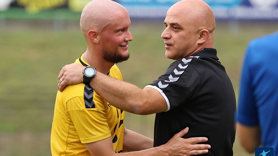 Die Erleichterung war spürbar bei Trainer Mikheil Sajaia (rechts) und seiner SpVgg Bayern Hof nach dem wichtigen dritten Saisonsieg.