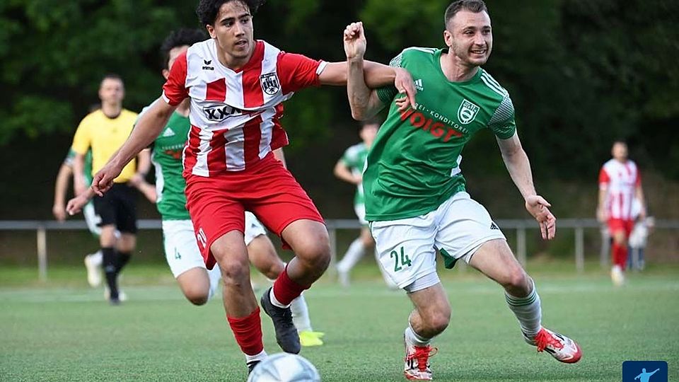 Hennefs Akeem Bouakran (li.) im Zweikampf mit Mertens Kapitän Ricardo Retterath