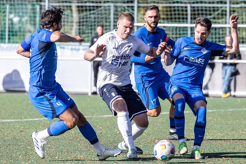 Umzingelt: Lucas Marso (weißes Trikot) muss sich gegen ein Sportfreunde-Trio behaupten.