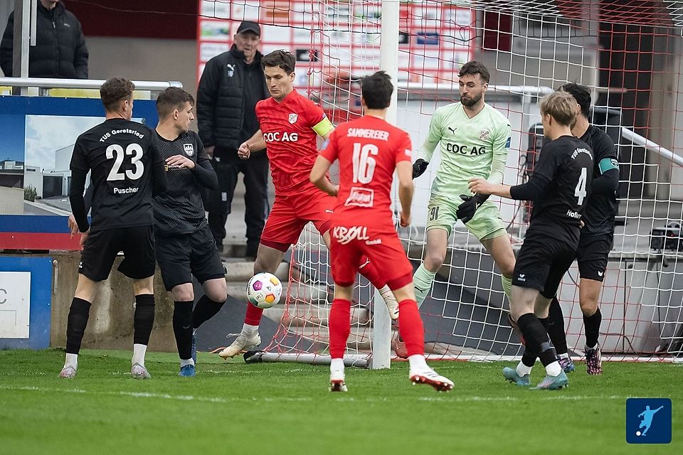 Der SV Erlbach (in rot) erlitt gegen den TuS Geretsried eine bittere Niederlage Der SV Erlbach (in rot) erlitt gegen den TuS Geretsried eine bittere Niederlage