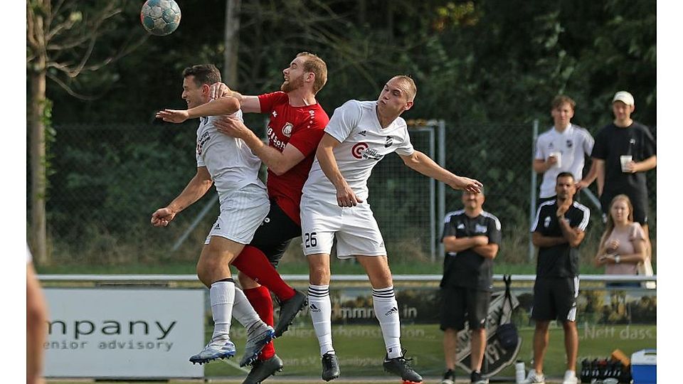 Heiß her ging es zwischen dem SV Gimbsheim (weiß) und dem TSV Fortuna Billigheim-Ingenheim. Hier im Zweikampf: Eric Reil (l.) und Daniel Gawlik mit Gegenspieler Felix Förster.	