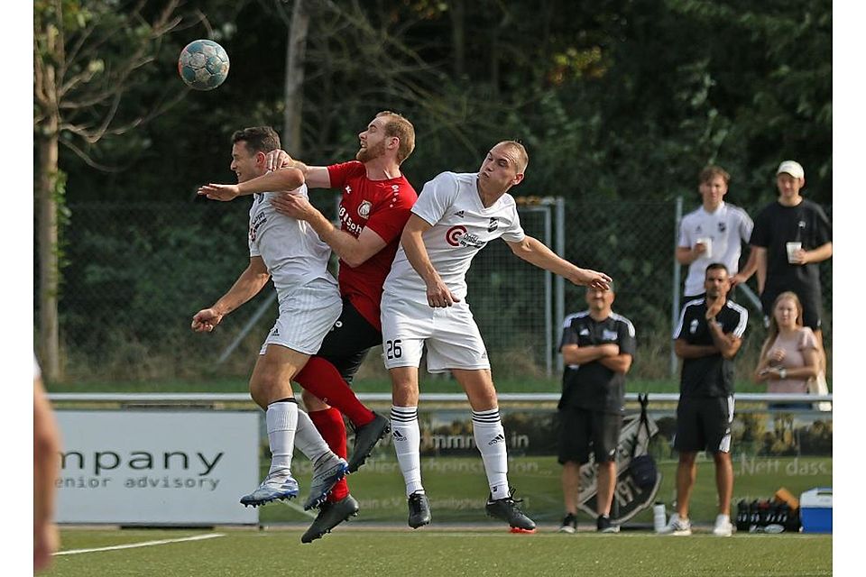Heiß her ging es zwischen dem SV Gimbsheim (weiß) und dem TSV Fortuna Billigheim-Ingenheim. Hier im Zweikampf: Eric Reil (l.) und Daniel Gawlik mit Gegenspieler Felix Förster.	