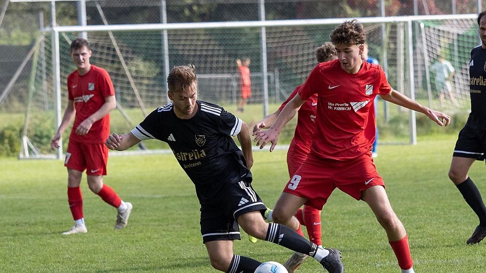 Im Kampf um wichtige Ballgewinne und Punkte: Kirchseeons (schwarz) Mislav Vidak und Maxi Kammermaier (VfB II).