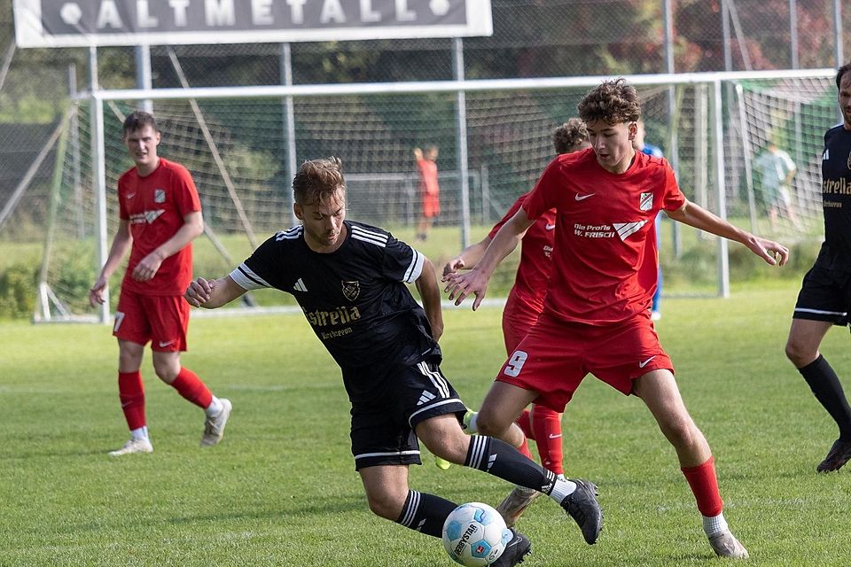 Im Kampf um wichtige Ballgewinne und Punkte: Kirchseeons (schwarz) Mislav Vidak und Maxi Kammermaier (VfB II).