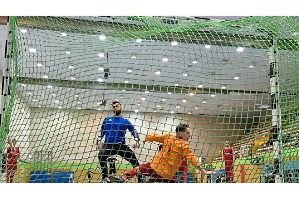 Fußball unter dem Dach – so bleibt Kicken zur kalten Jahreszeit ein Vergnügen auch auf Kreisebene. Foto: Imago/Zink