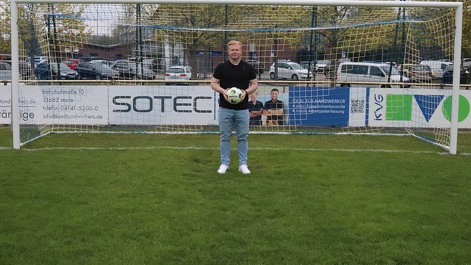 Philipp Rolfes steht da, wo er am liebsten stand – im Fußballtor auf der Sportanlage des VfL Güldenstern Stade in Ottenbeck. Aus gesundheitlichen Gründen ist ihm das nicht mehr vergönnt. 