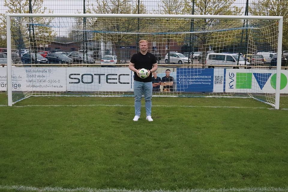Philipp Rolfes steht da, wo er am liebsten stand – im Fußballtor auf der Sportanlage des VfL Güldenstern Stade in Ottenbeck. Aus gesundheitlichen Gründen ist ihm das nicht mehr vergönnt. 