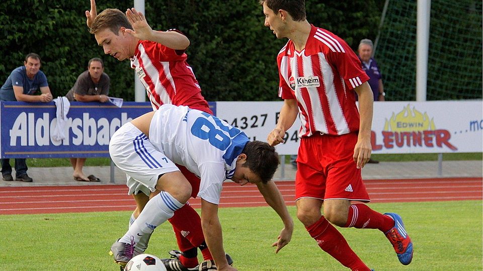 Der TV Schierling (gestreifte Trikots) und der TSV Bogen werden sich auch am Maifeiertag nichts schenken  Foto: Siering