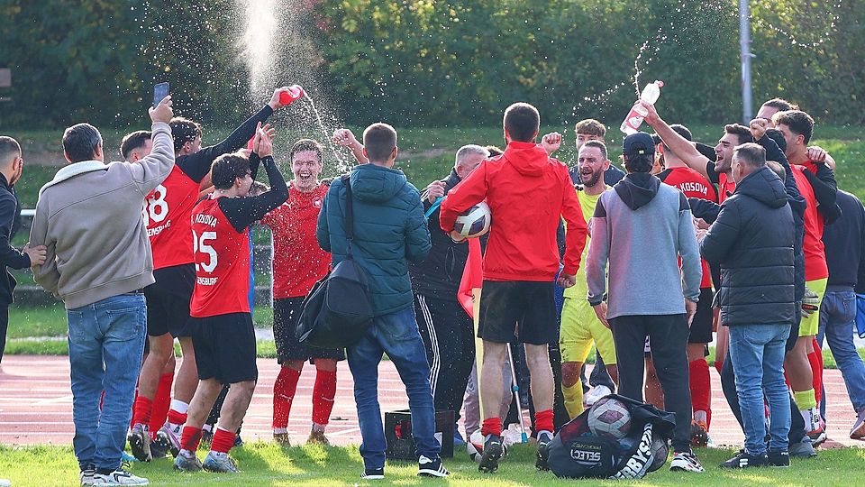 Der FC Kosova feierte den Last-Minute-Heimsieg nach dem Abpfiff feuchtfröhlich.