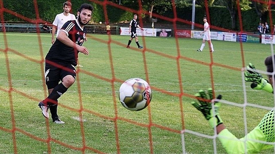 SVG-Spieler Halil Ibrahim Yilmaz (links) trifft zum 1:0 gegen Torwart Dominic Martin.