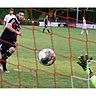 SVG-Spieler Halil Ibrahim Yilmaz (links) trifft zum 1:0 gegen Torwart Dominic Martin.