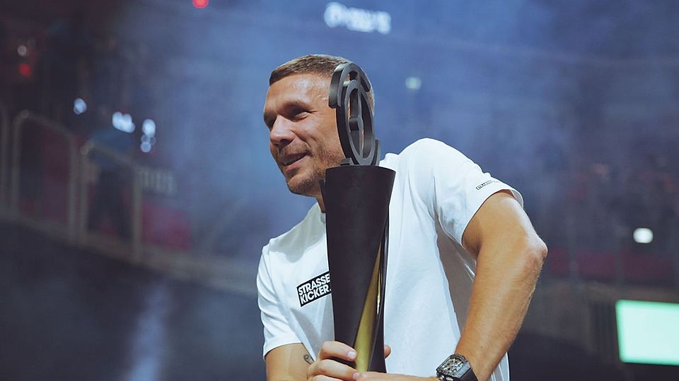 Kann Lukas Podolski seinem eigenen Team den Pokal überreichen?