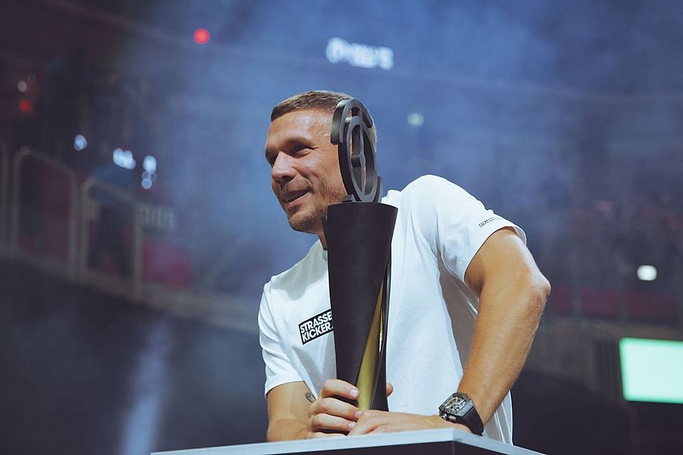 Kann Lukas Podolski seinem eigenen Team den Pokal überreichen?