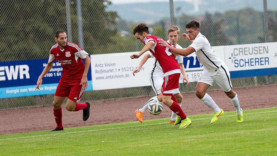 Jetzt hat es auch noch den Flügelflitzer erwischt: Fabian Grau (links) droht wegen einer Ellenbogenverletzung längere Zeit auszufallen.	Foto: pa/Carsten Selak