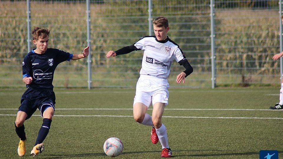 Der SV Allmersbach III (weiße Trikots) siegte in Althütte. 